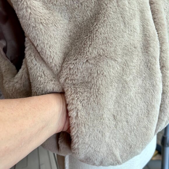 NEW Thread & Supply Mink Faux Hooded Cropped Vest Beige SOFT - Picture 5 of 9